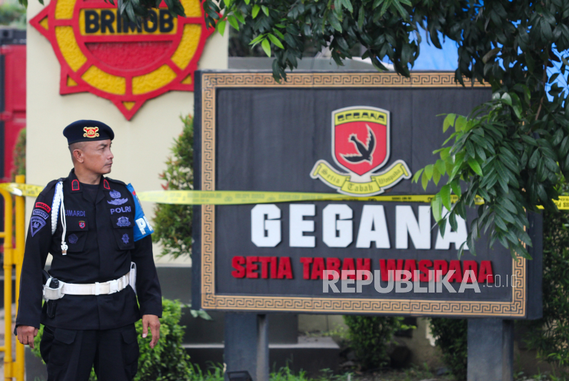 Polisi bersiaga setelah terjadi ledakan di Subden Jibom Detasemen Gegana Satbrimob Polda Jatim, Jalan Gresik, Kota Surabaya, Jawa Timur, Senin (4/3/2024). 