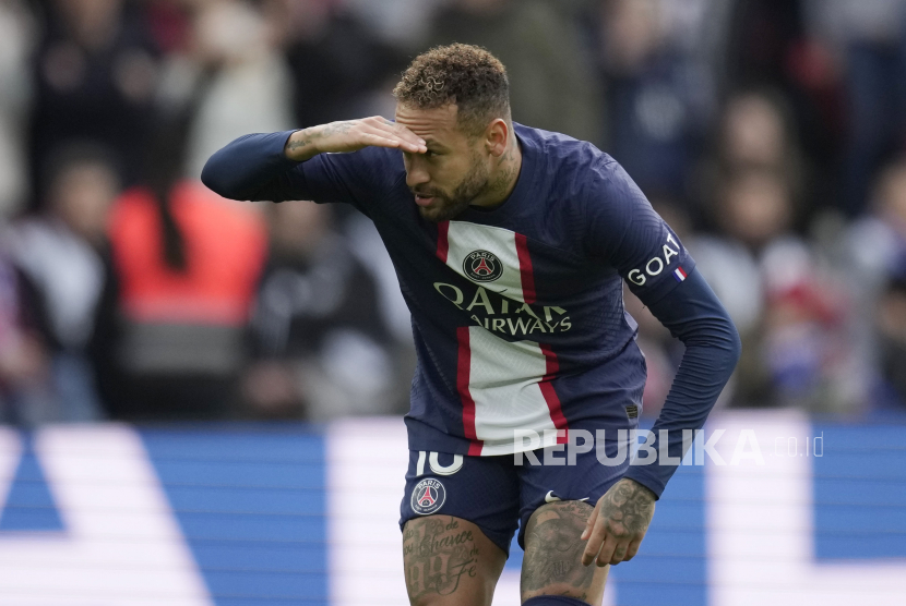 Neymar dari PSG merayakan setelah mencetak gol kedua timnya selama pertandingan sepak bola Liga Satu Prancis antara Paris Saint-Germain dan Lille di stadion Parc des Princes, di Paris, Prancis, Ahad, (19/2/2023).
