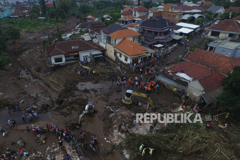 Foto udara Tim SAR gabungan bersama relawan dan warga membersihkan endapan lumpur saat pencarian korban akibat banjir bandang di Bulukerto, Kota Batu, Jawa Timur, Jumat (5/11/2021). 