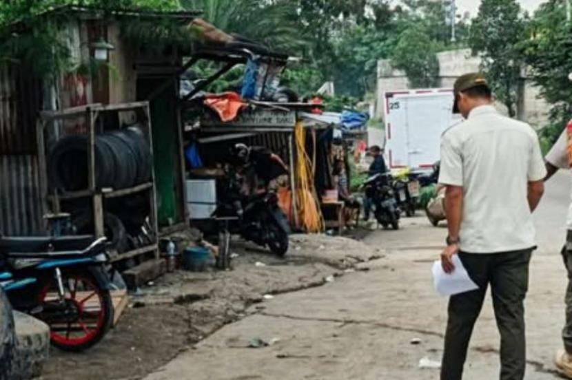 Satpol PP akan bongkar 179 bangunan liar di akses tol Karawang Barat.