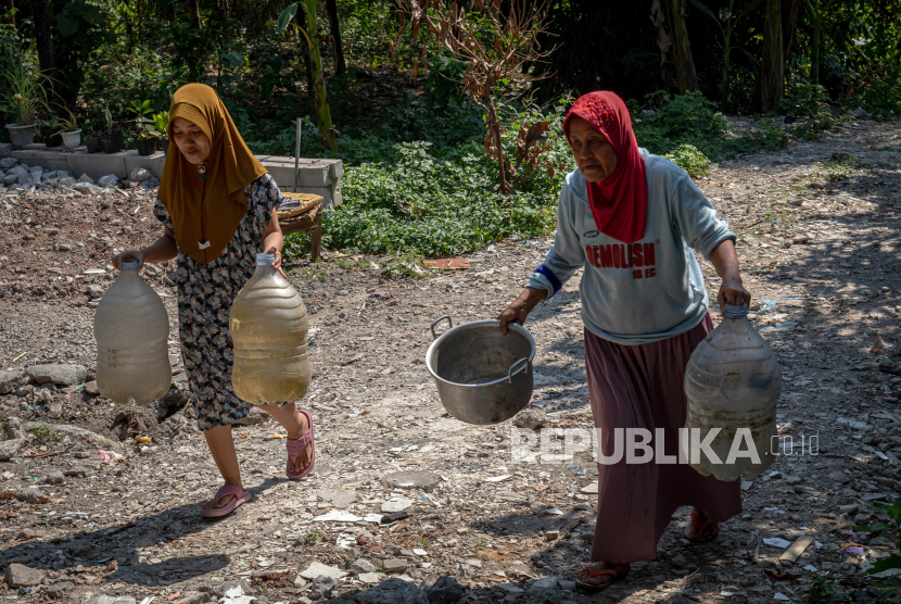 Dua orang warga membawa wadah air untuk mendapatkan bantuan air bersih dari BPBD Kota Semarang di Kelurahan Rowosari, Kecamatan Tembalang, Kota Semarang, Jawa Tengah, Jumat (9/8/2024). 