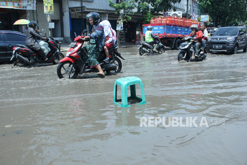 Banjir mulai menggenangi Jalan Dayeuhkolot, Kabupaten Bandung, akibat luapan sungai Citarum, Senin (8/1/2024). Banjir kembali melanda sejumlah wilayah akibat luapan Sungai Citarum dan luapan sungai yang bermuara ke Citarum seperti Cikapundung dan Cipalasari di wilayah di Kecamatan Dayeuhkolot, Baleendah dan Bojongsoang, Kabupaten Bandung. Luapan sungai terjadi lantaran hujan lebat yang terjadi sejak Ahad (7/1/2024).