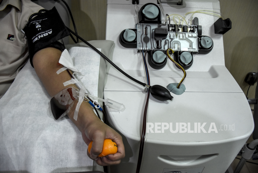 Pasien sembuh Covid-19 mendonorkan plasma konvalesen di Unit Transfusi Darah PMI Kota Bandung, Jalan Aceh, Kota Bandung, Selasa (19/1). Pemerintah melalui Palang Merah Indonesia (PMI) mendorong para penyintas Covid-19 mendonorkan plasma darahnya untuk membantu menyelamatkan pasien-pasien Covid-19 sehingga diharapkan dapat menurunkan angka kematian akibat Covid-19 di Indonesia. Foto: Abdan Syakura/Republika