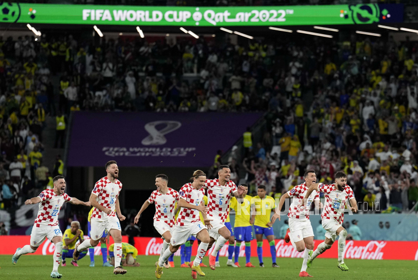 Para pemain Kroasia merayakan setelah adu penalti pada pertandingan sepak bola perempat final Piala Dunia antara Kroasia dan Brasil, di Stadion Education City di Al Rayyan, Qatar, Jumat, 9 Desember 2022.