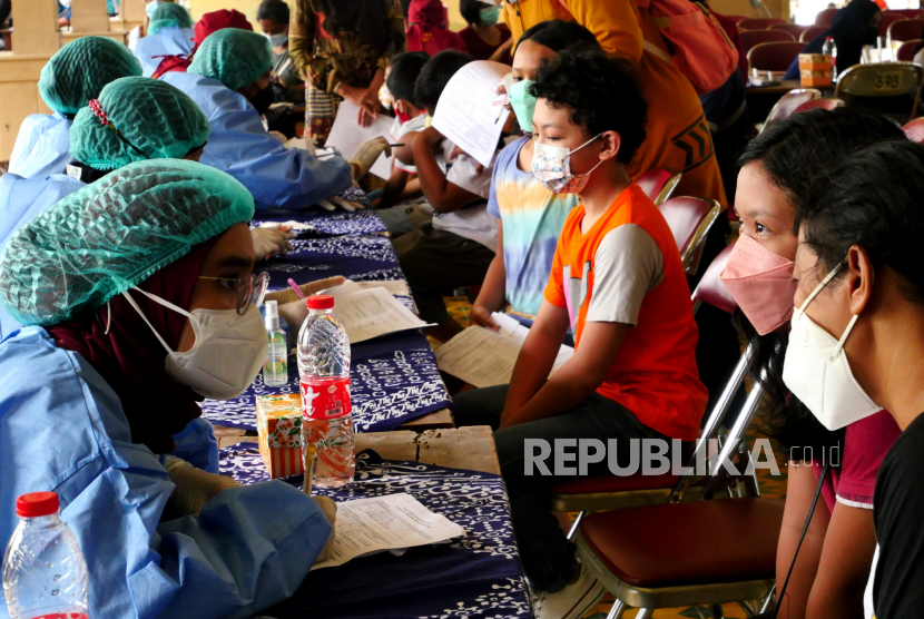 Proses screening anak-anak sebelum mengikuti vaksinasi massal Covid-19 di Sasono Hinggil, Yogyakarta, Selasa (21/12). Dalam vaksinasi anak istimewa ini diperuntukkan bagi anak-anak usia 6 hingga 11 tahun. Acara ini digelar hingga Kamis (23/12) dengan dosis perhari sebanyak 600 dosis. (ilustrasi)