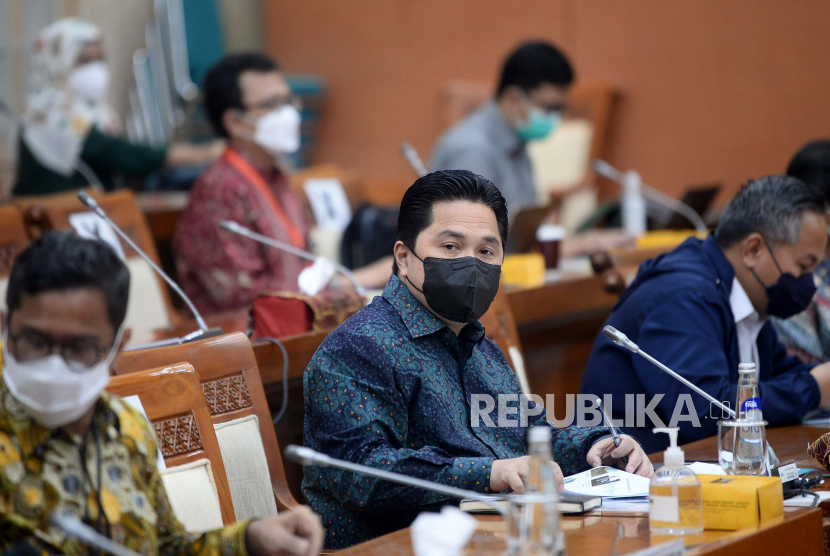 Menteri BUMN Erick Thohir bersiap mengikuti rapat kerja dengan Komisi VI DPR di Kompleks Parlemen, Senayan, Jakarta, Rabu (20/1). Rapat kerja tersebut membahas mengenai pelaksanaan pembelian vaksin Covid-19.Prayogi/Republika. 