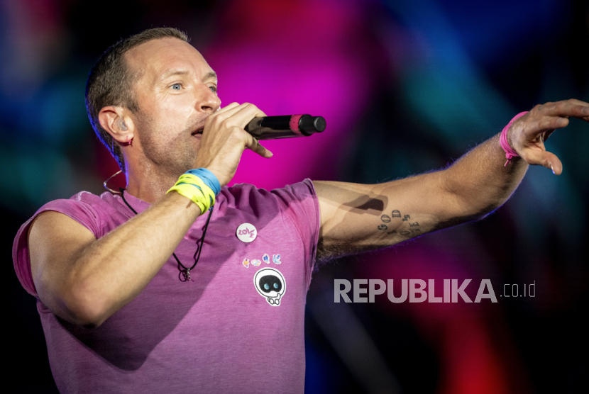 Vokalis Band Coldplay Chris Martin.  PT Transportasi Jakarta (Transjakarta) melakukan perpanjangan layanan seiring akan berlangsungnya konser band asal Inggris, Coldplay