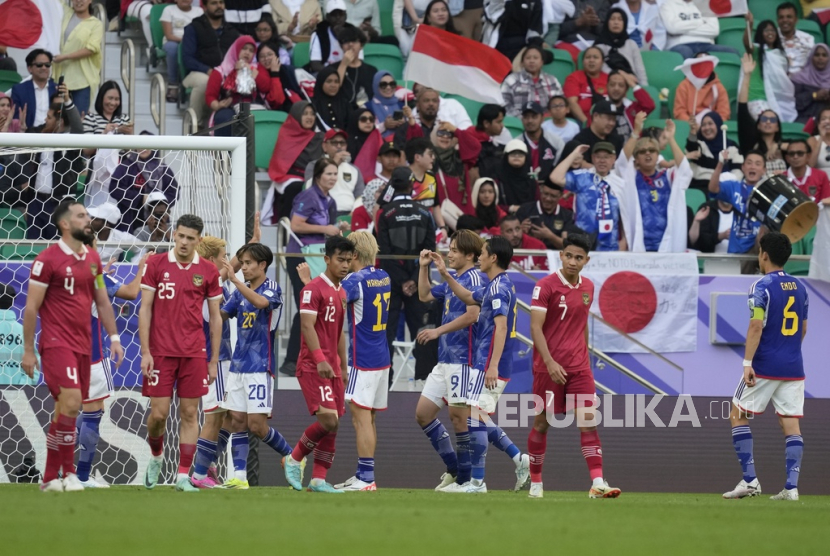 Para pemain Jepang melakukan selebrasi setelah mencetak gol kedua pada pertandingan sepak bola Grup D Piala Asia antara Jepang dan Indonesia di Al Thumama di Doha, Qatar, Rabu, 24 Januari 2024