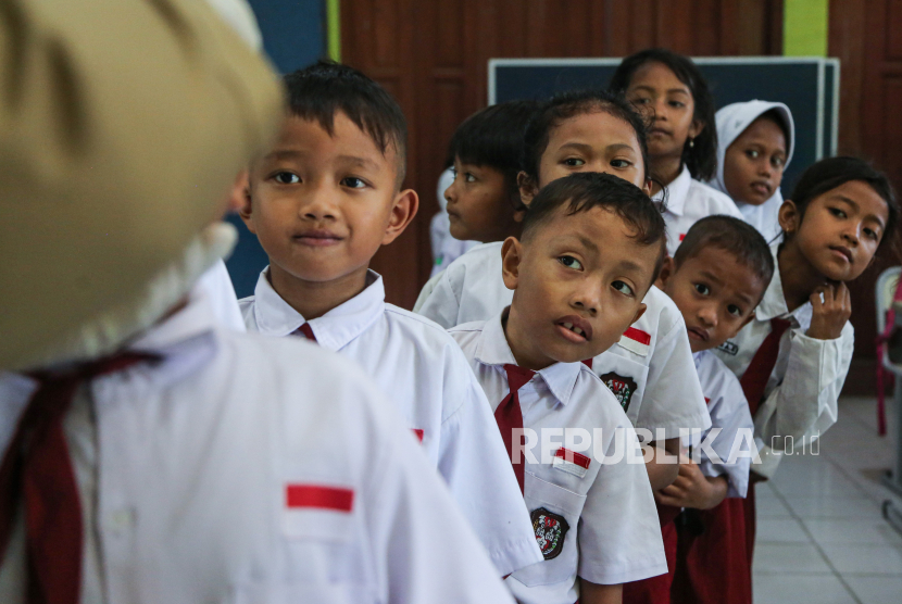 Sejumlah siswa menunggu giliran untuk mendapatkan tetesan vaksin polio jenis imunisasi novel Oral Polio Vaccine Type 2 (nOPV2) di SDN Sawah Besar 2, Semarang, Jawa Tengah, Senin (19/2/2024). Kementerian Kesehatan menggelar Sub Pekan Imunisasi Nasional (PIN) Polio tahun 2024 putaran kedua secara serentak di tiga provinsi dan satu kabupaten yakni Jawa Tengah, Jawa Timur, DIY, dan Sleman dengan total sasaran 8,4 juta anak berusia 0-7 tahun selama tujuh hari sebagai upaya menanggulangi kejadian luar biasa (KLB) polio.  