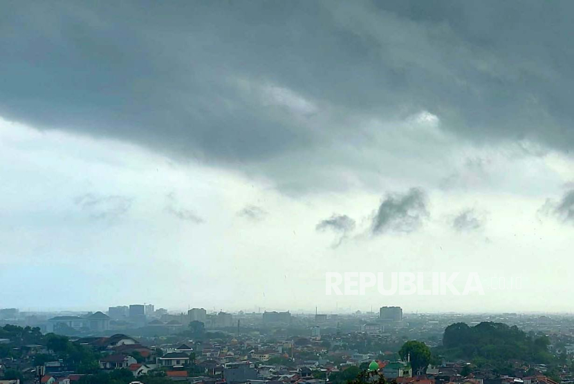 BMKG memprakirakan hujan mengguyur sebagian besar wilayah ibu kota provinsi di Indonesia pada Ahad (3/12/2023). 