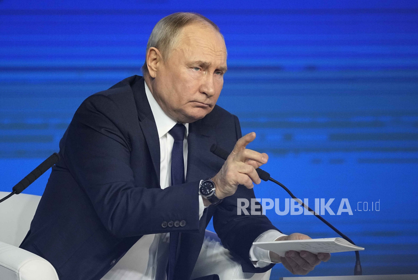 Presiden Rusia Vladimir Putin berbicara dalam pertemuan dengan aktivis kampanye pemilihannya di Moskow, Rusia, Rabu, (31/1/2024).