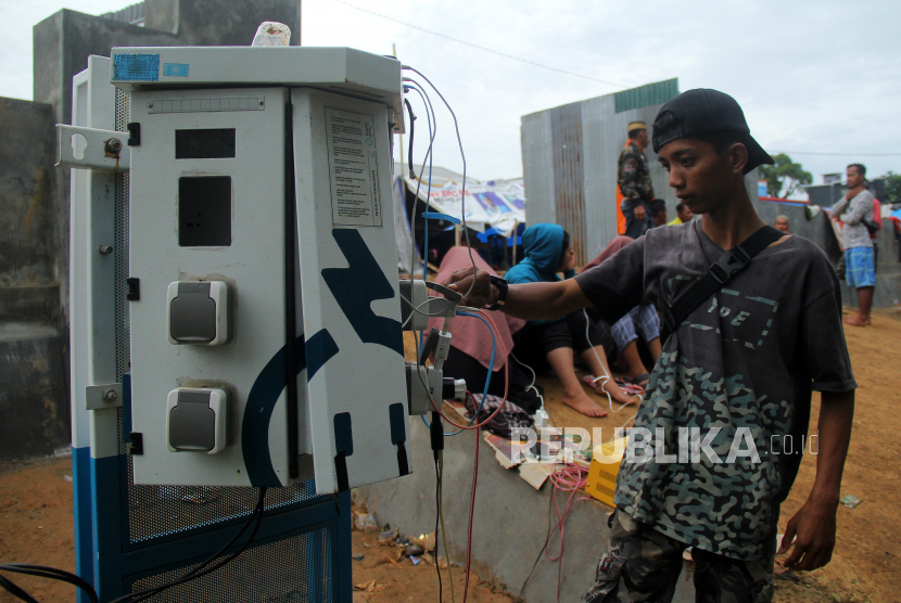 Pengungsi menggunakan aliran listrik portable di Mamuju, Sulawesi Barat, Minggu (17/1/2021) (ilustrasi).