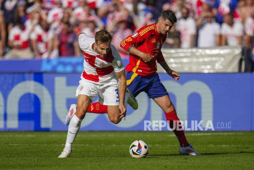 Pemain Spanyol Alvaro Morata berebut bola dengan pemain Kroasia pada pertandingan Grup B Euro 2024 di Berlin, Jerman, Sabtu, 15 Juni 2024.