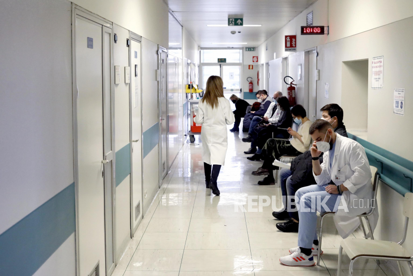 Operasi vaksinasi COVID-19 dengan vaksin Pfizer-BioNTech di Rumah Sakit San Paolo, Milan, Italia, 04 Januari 2021.