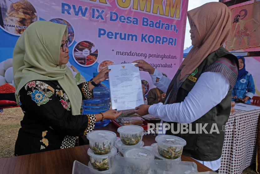 Petugas penyuluh dan pendamping proses produk halal menyerahkan sertifikat halal kepada produsen makanan.