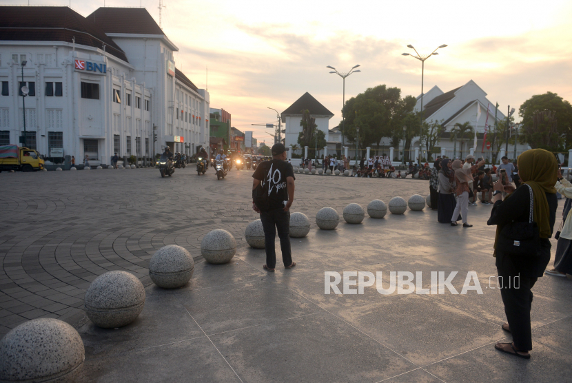 Wisatawan menghabiskan sore di kawasan Titik Nol Kilometer Yogyakarta, Selasa (17/5/2022).