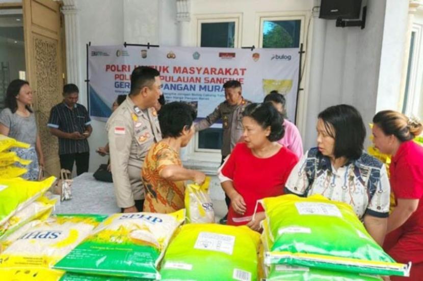 <i>Gerakan Pangan Murah Polda Sulut distribusikan 63,85 ton beras</i>.