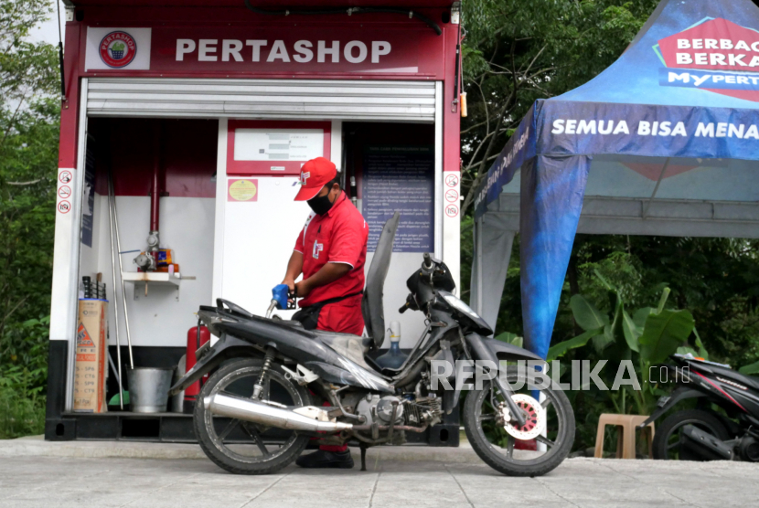 Petugas mengisi BBM di Pertashop (ilustrasi). PT Pertamina kembali menambah satu titik Pertashop, kali ini di kawasan wisata Danau Aur, Sumatra Selatan.