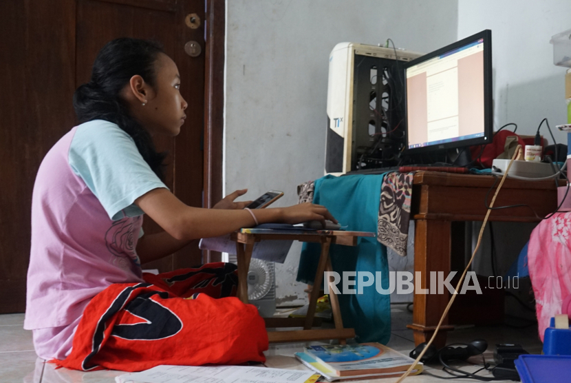 Pelajar belajar dari rumah. Pemkot Depok memperpanjang kebijakan belajar dari rumah untuk siswa di Depok, Jabar, hingga 11 April 2020.