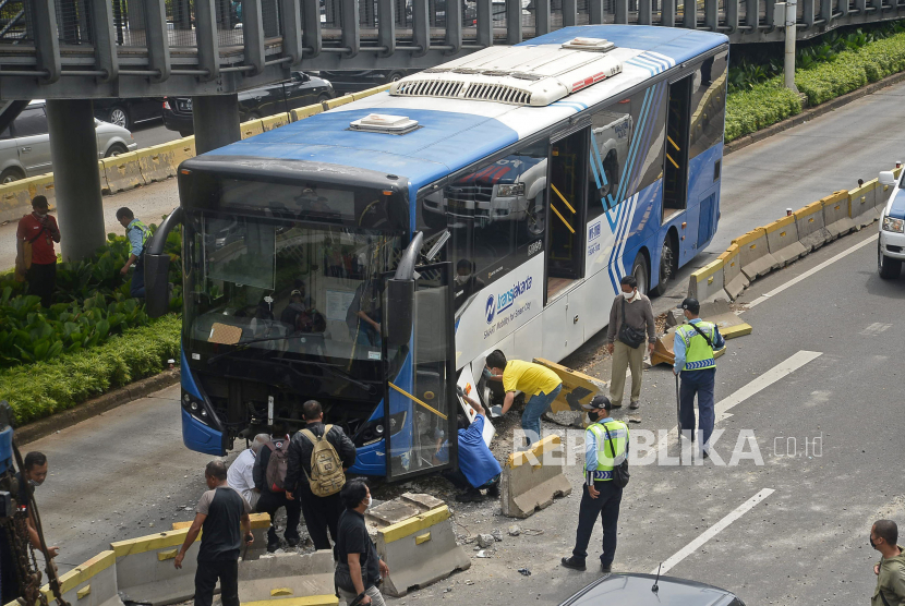 Bus Transjakarta menabrak pembatas jalur atau separator di Jalan Jenderal Sudirman, Jakarta, Jumat (3/12).