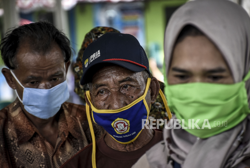 Sejumlah warga mengantre untuk mendapatkan Bantuan Langsung Tunai Dana Desa di Lapangan Desa Margalaksana, Cipendeuy, Kabupaten Bandung Barat, Jumat (29/5). 