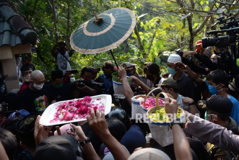 Prosesi pemakaman penyanyi campursari Didi Kempot di TPU Jatisari, Kecamatan Kendal, Ngawi, Jawa Timur, Selasa (5/5).