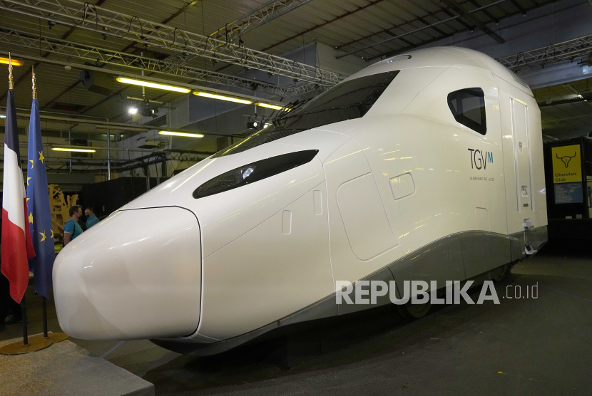 Replika seukuran asli dari kereta TGV berkecepatan tinggi berikutnya terlihat di stasiun Gare de Lyon di Paris, Prancis, (ilustrasi).