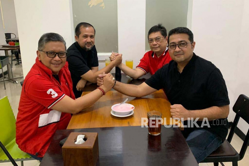 Sekretaris Jenderal Partai Demokrasi Indonesia Perjuangan (PDIP), Hasto Kristiyanto sudah bertemu dengan Sekretaris Jenderal Partai Demokrat, Teuku Riefky Harsya. Pertemuan terjadi pada Ahad sore  di sebuah restoran di Jakarta. 