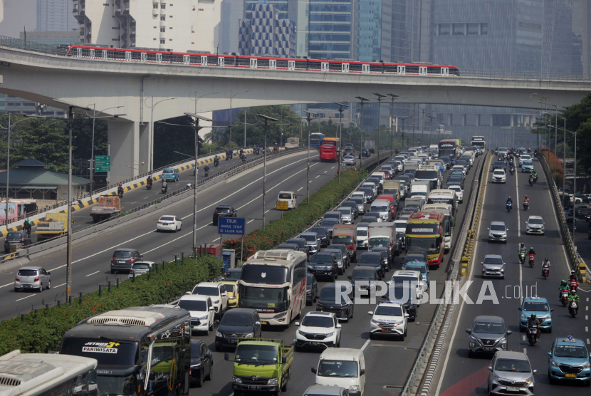 Sejumlah kendaraan terjebak kemacetan di ruas tol dalam kota, Jakarta Selatan, Rabu (6/9/2023). Rekayasa lalu lintas pada pukul 07.00 WIB hingga 10.00 WIB yang dilakukan untuk penyelenggaraan KTT ASEAN 2023, membuat kemacetan panjang di sejumlah ruas jalan protokol Ibu Kota.