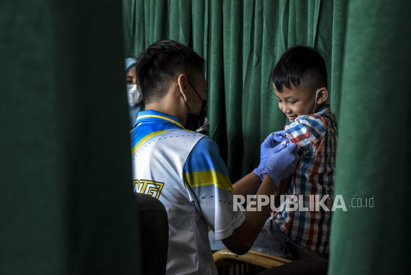 Vaksinator menyuntikkan vaksin Covid-19 ke seorang anak (ilustrasi). Cakupan vaksinasi Covid-19 untuk anak kelompok usia 6-11 tahun di Provinsi Sumatra Utara saat ini sudah mencapai 85,10 persen untuk dosis pertama dan 72,23 persen dari sasaran untuk dosis kedua.