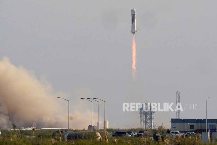 FILE - Peluncuran roket New Shepard Blue Origin membawa penumpang Jeff Bezos, pendiri Amazon dan perusahaan pariwisata ruang angkasa Blue Origin, saudara Mark Bezos, Oliver Daemen dan Wally Funk, dari pelabuhan antariksa di dekat Van Horn, Texas pada 20 Juli 2021.