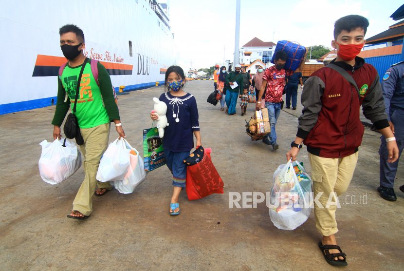 Sejumlah Pekerja Migran Indonesia (PMI) bersama keluarganya berjalan menuju kapal (ilustrasi).