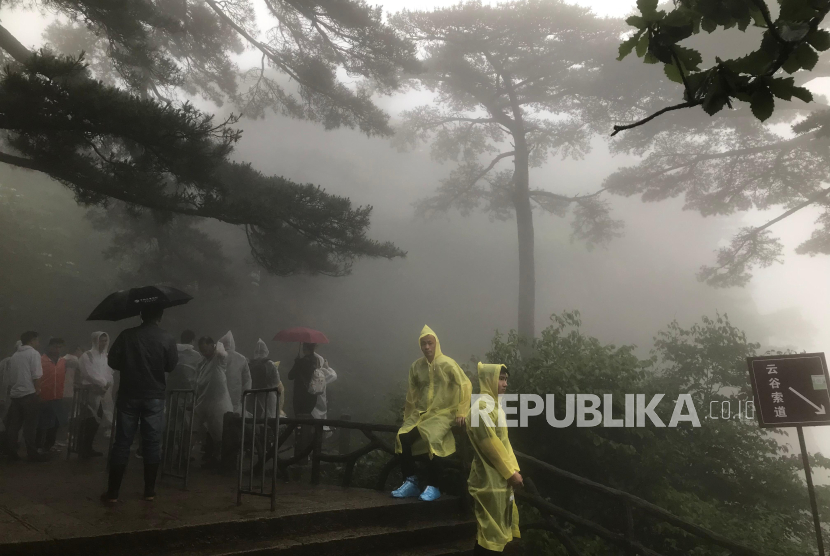 Suasana di Yellow Mountain saat situasi berkabut dan gerimis. Yellow Mountain, yang dikenal sebagai gunung terindah di China, berada di Huangshan, Provinsi Anhui. 