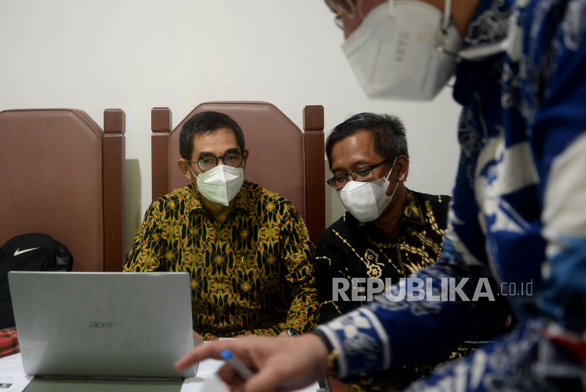 Kuasa Hukum Partai Demokrat Hamdan Zoelva bersiap mengikuti sidang gugatan kubu KSP Moeldoko di Pengadilan Tata Usaha Negara (PTUN), Jakarta, Kamis (7/10). Dalam sidang lanjutan tersebut DPP Partai Demokrat akan menghadirkan 4 saksi fakta untuk membuktikan pelaksanaan Kongres V PD 2020 telah dilakukan sesuai aturan dan demokratis. Hal ini untuk meluruskan alasan diselenggarakannya KLB illegal Deli Serdang 2021 lalu.