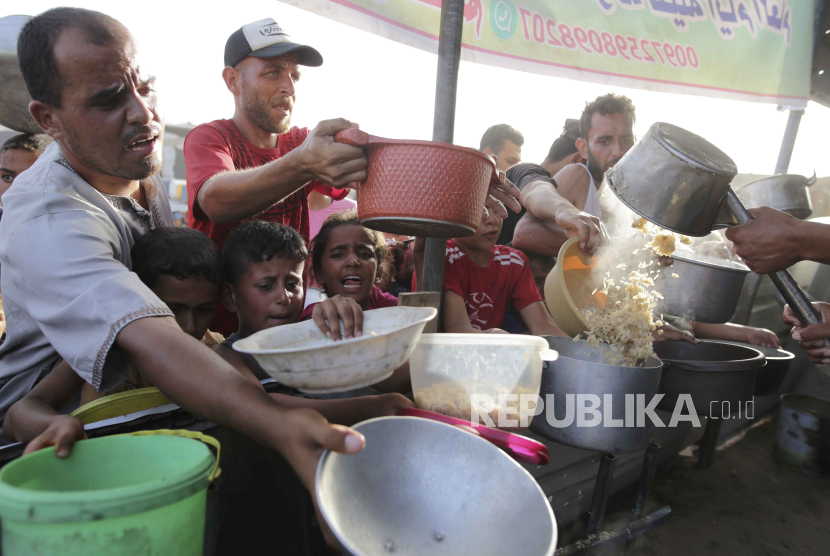 Warga Palestina mengumpulkan bantuan pangan jelang libur Idul Adha mendatang di Khan Younis, Jalur Gaza, Sabtu, 15 Juni 2024.