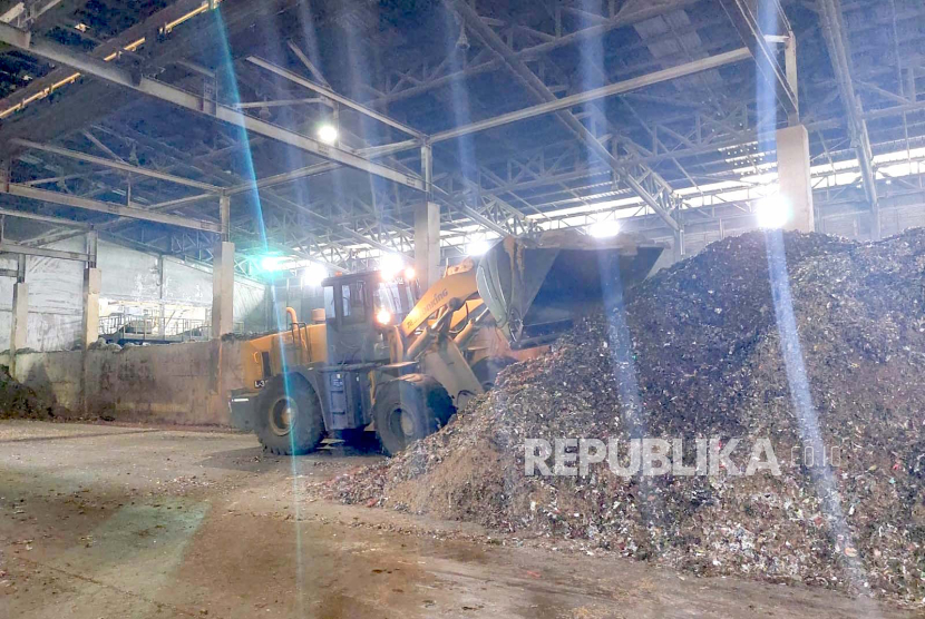 Fasilitas produksi Refuse Derived Fuel (RDF) atau bahan bakar pengganti batu bara yang dihasilkan dari limbah sampah di pabrik semen PT Semen Indonesia Group Tbk (SIG) Plant Narogong, Jawa Barat. 