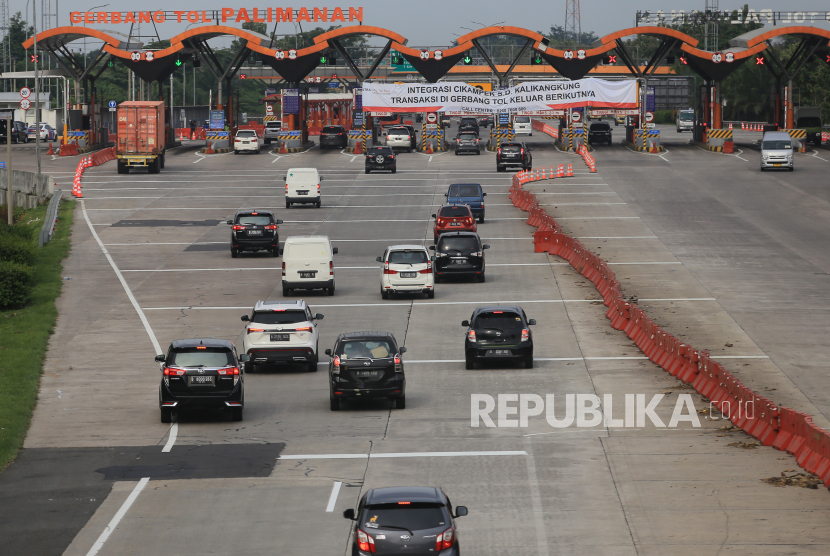 Sejumlah kendaraan melaju di jalan Tol Cipali, Palimanan, Cirebon, Jawa Barat, Selasa (26/4/2022). Memasuki H-6 Idul Fitri, arus mudik di tol Cipali terpantau ramai dan lancar. 