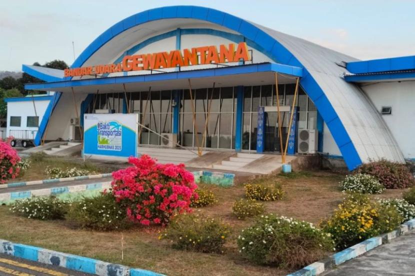 Bandara Gewayantana Larantuka tutup sementara akibat abu vulkanik.