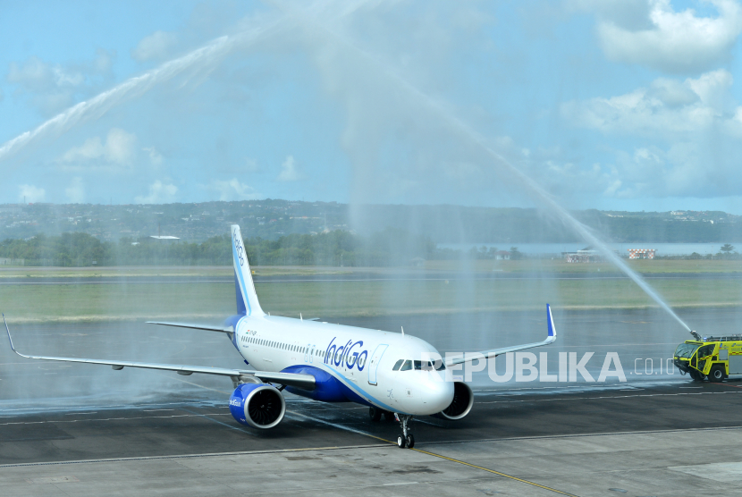 Pesawat IndiGo mendapat penyambutan saat mendarat perdana di Bandara Internasional I Gusti Ngurah Rai, Kabupaten Badung, Bali, Jumat (29/3/2024). 