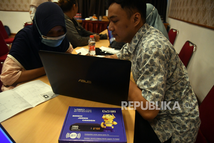 Petugas melayani warga di posko penanganan bantuan Set Top Box (STB) di Kota Bogor, Jawa Barat, Kamis (3/11/2022). 