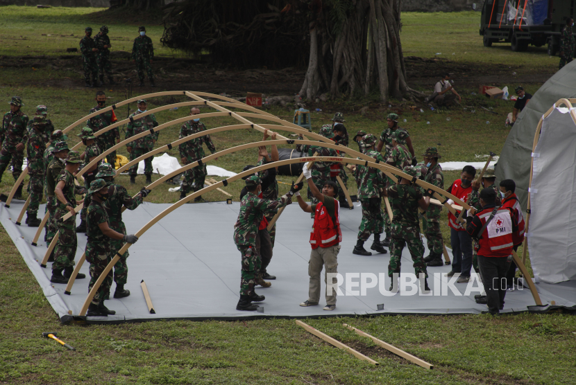 Personel TNI dan PMI menyelesaikan pembangunan Rumah Sakit Lapangan (ilustrasi)