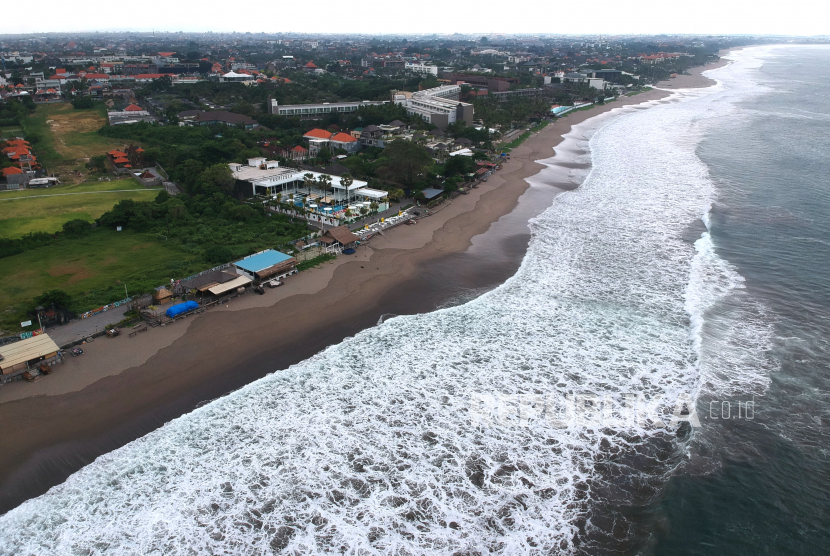 Suasana kawasan wisata Pantai Batu Belig yang ditutup sementara tampak lengang di Badung, Bali, pada Rabu (1/4/2020). Pemerintah Kabupaten Badung memperpanjang penghentian operasional sementara objek wisata di wilayahnya hingga 21 April 2020 lalu sebagai salah satu upaya pencegahan penyebaran Covis-19.