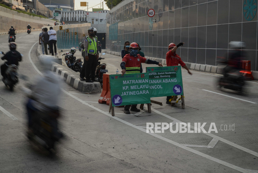 Petugas mengatur lalu lintas saat uji coba jalur Underpass Senen Extension, Jakarta, Senin (9/11). Uji coba jalur Underpass Senen Extension tersebut dilakukan selama 2 hari dari tanggal 9-10 November untuk mengeevaluasi pembangunan sebelum rampung pada Desember 2020 mendatang. Republika/Thoudy Badai
