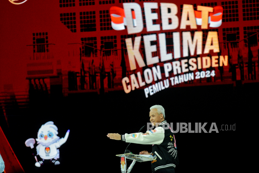 Capres nomor urut 3, Ganjar Pranowo saat mengikuti sesi debat pamungkas Pemilu 2024 di Jakarta Convention Center (JCC), Jakarta Pusat, Ahad (4/2/2024) malam WIB.