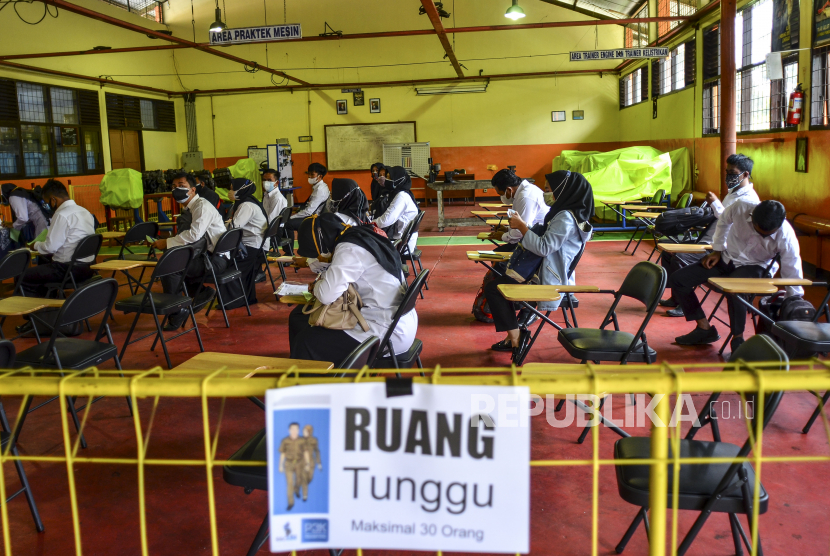 Peserta ujian Pegawai Pemerintah dengan Perjanjian Kerja (PPPK) menunggu giliran swab antigen sebelum mengikuti ujian seleksi menggunakan sistem Computer Assisted Test di Jawa Barat.