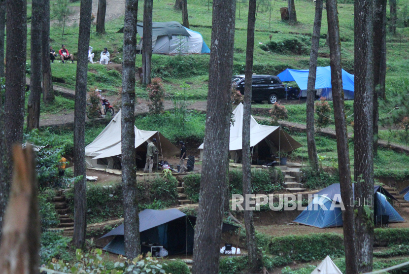 Sejumlah wisatawan mendirikan tendadi salah satu camping ground kawasan hutan pinus, Cikole, Kecamatan Lembang, Kabupaten Bandung Barat.