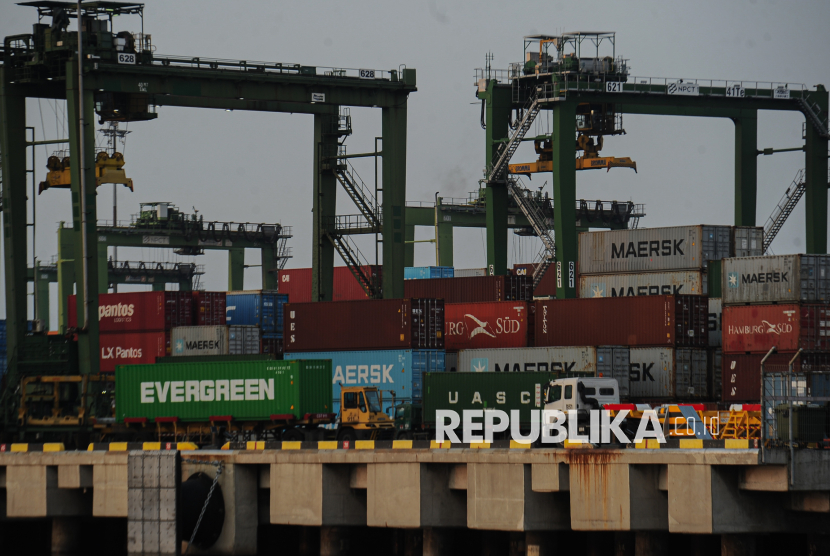 Suasana aktivitas bongkar muat peti kemas di New Priok Container Terminal One, Tanjung Priok, Jakarta Utara, Rabu (6/8/2025).