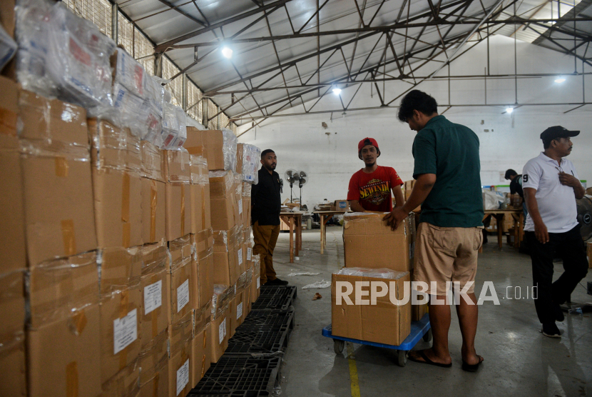 Petugas mengemas surat suara di Gudang Logistik KPU Jakarta Selatan, Jakarta, Rabu (31/1/2024). DKI termasuk salah satu daerah skala prioritas darurat bencana BNPB. 