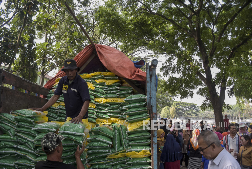 Warga antre untuk membeli beras kualitas medium dan minyak goreng saat operasi pasar beras medium di area Monumen Perjuangan Rakyat Jawa Barat (Monpera), Kota Bandung, Jawa Barat, Selasa (19/9/2023).