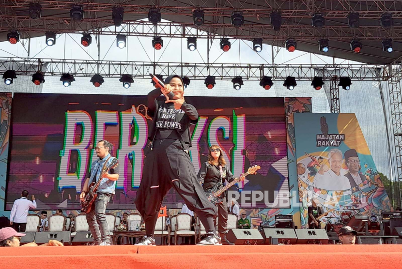 Grup musik Kotak membuka gelaran Hajatan Rakyat, kampanye terbuka perdana pasangan capres-cawapres Ganjar Pranowo dan Mahfud MD, di Lapangan Tegallega, Kota Bandung, Ahad (21/1/2024). 